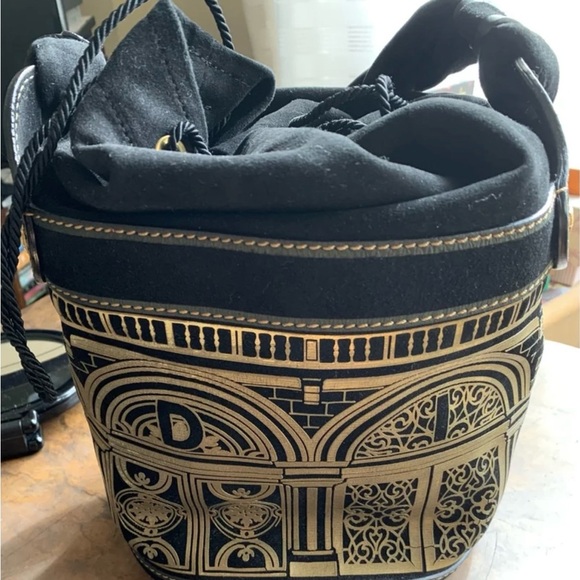 FENDI Black and Gold Palazzo Bucket Bag - Picture 4 of 5